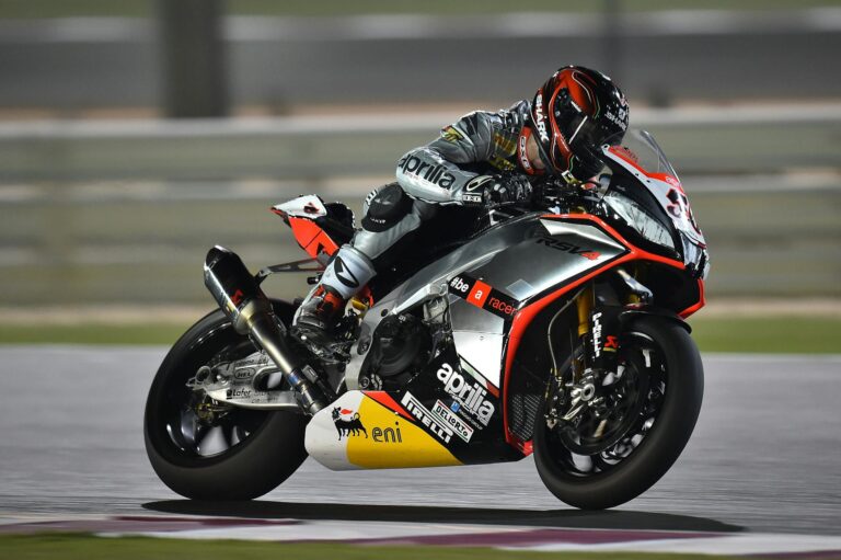20250908134024_motorcycles-race-helmets-pilots-163210